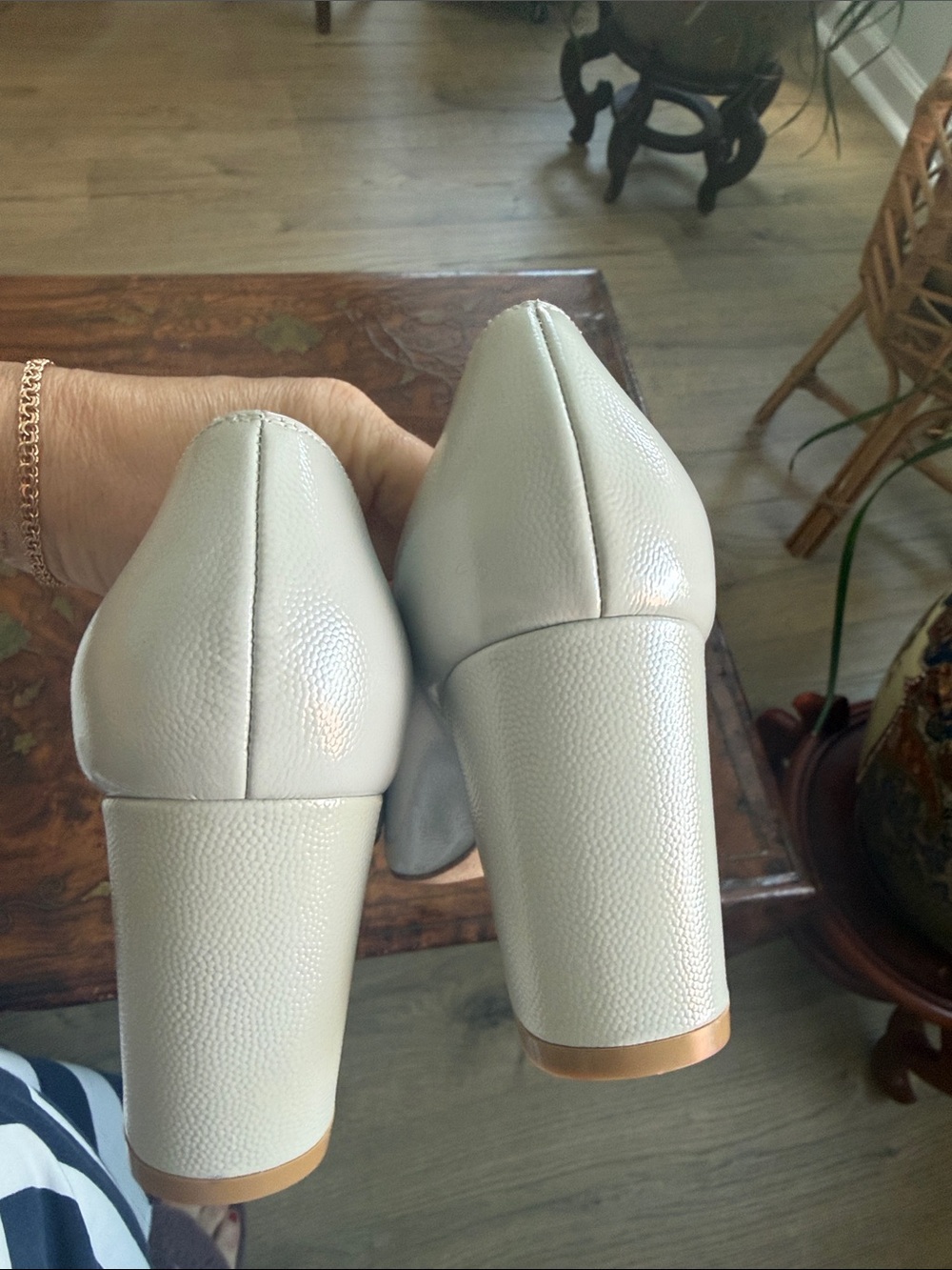 Stuart Weitzman Pointed Toe Pumps in Off-White/Cream - Picture 4 of 5